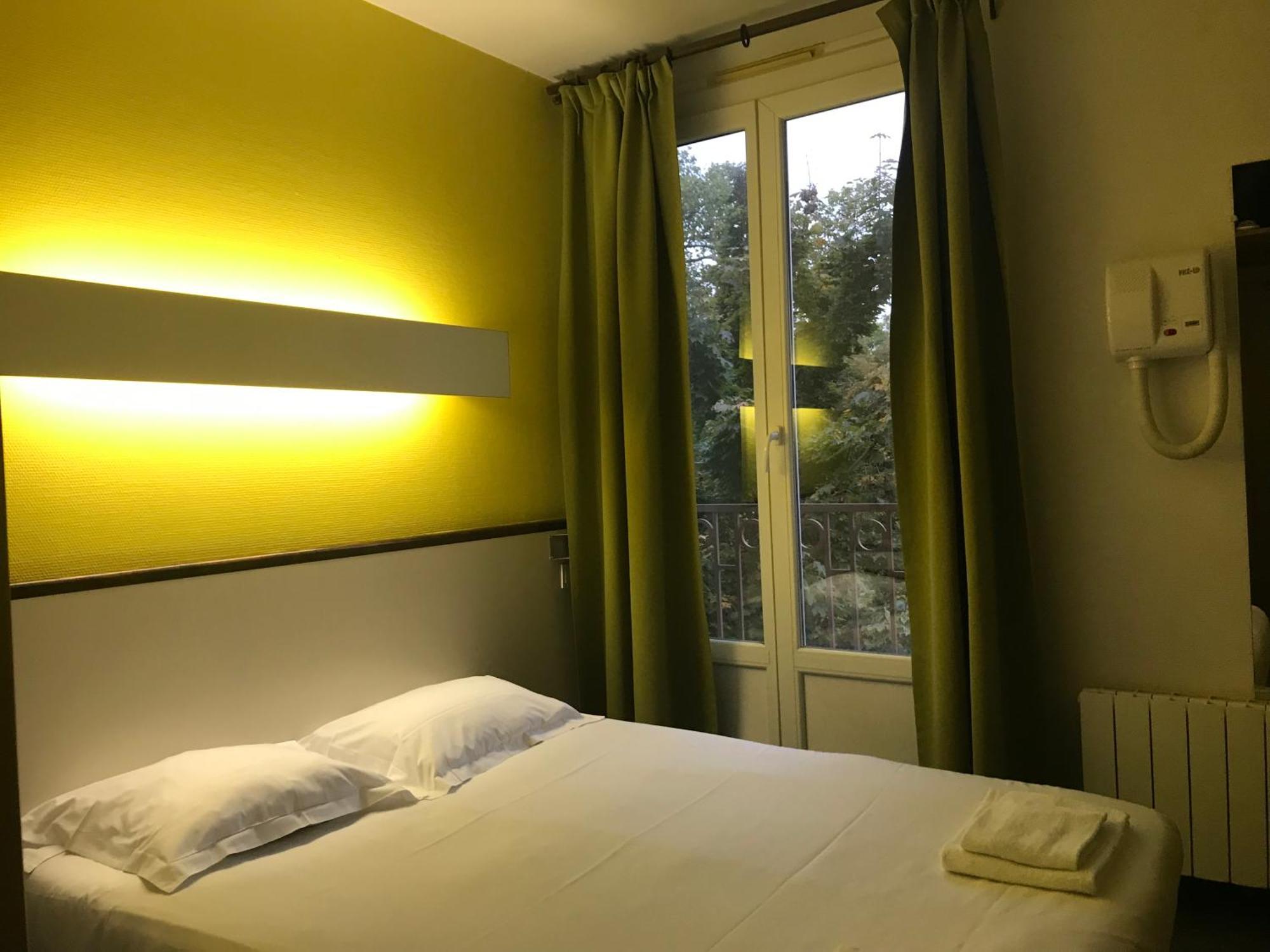 Hotel Couleurs Sud Centre-Ville Gare ชาร์เลอวิลล์-เมซิแยร์ ภายนอก รูปภาพ