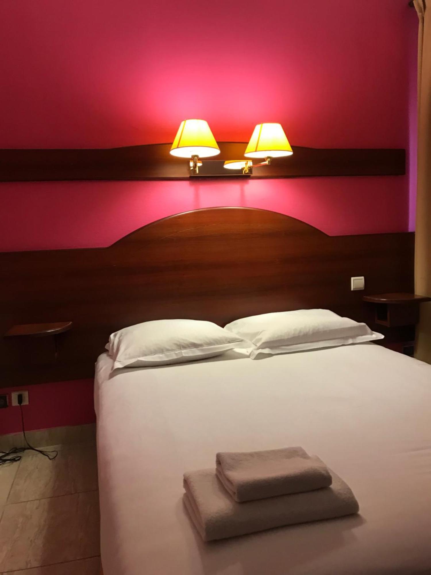 Hotel Couleurs Sud Centre-Ville Gare ชาร์เลอวิลล์-เมซิแยร์ ภายนอก รูปภาพ