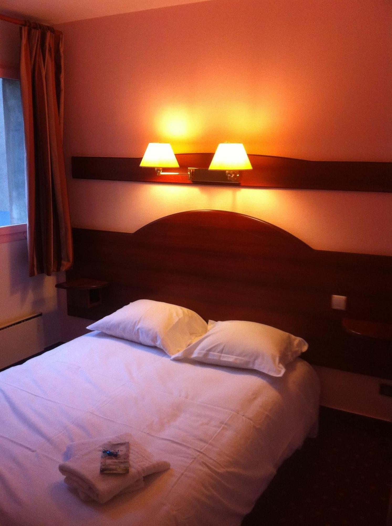 Hotel Couleurs Sud Centre-Ville Gare ชาร์เลอวิลล์-เมซิแยร์ ภายนอก รูปภาพ